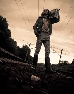 立陶宛维尔纽斯，音乐家，牛仔女孩，铁路，自下而上，透视，boombox