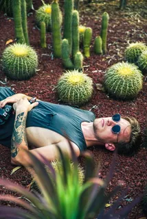 躺在仙人掌旁的男人