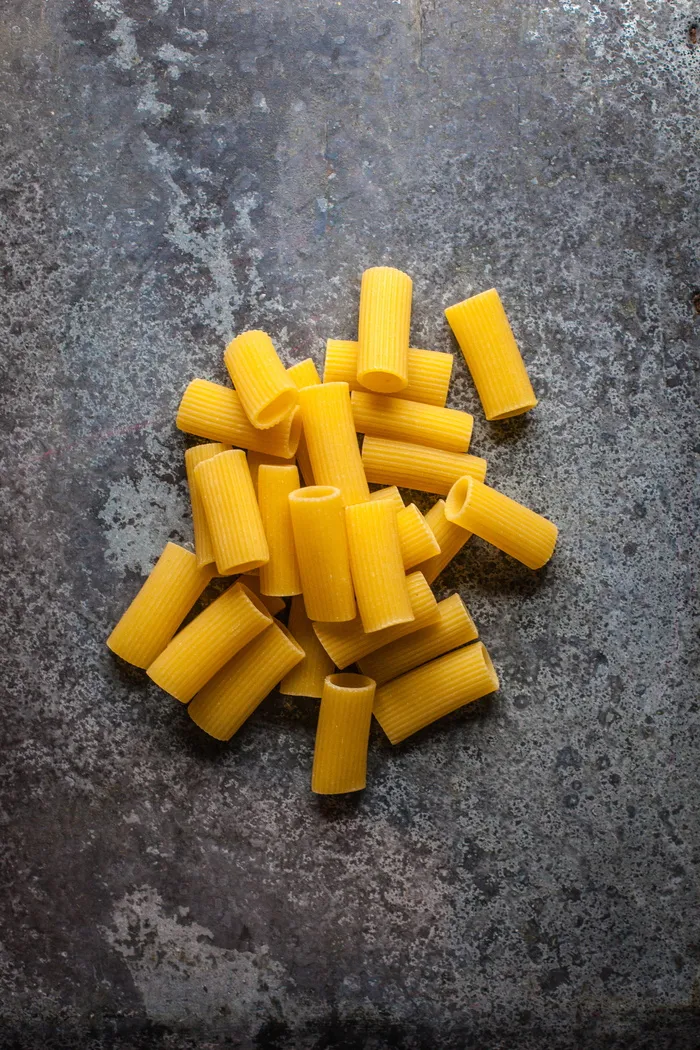 灰色表面上的黄色意大利面