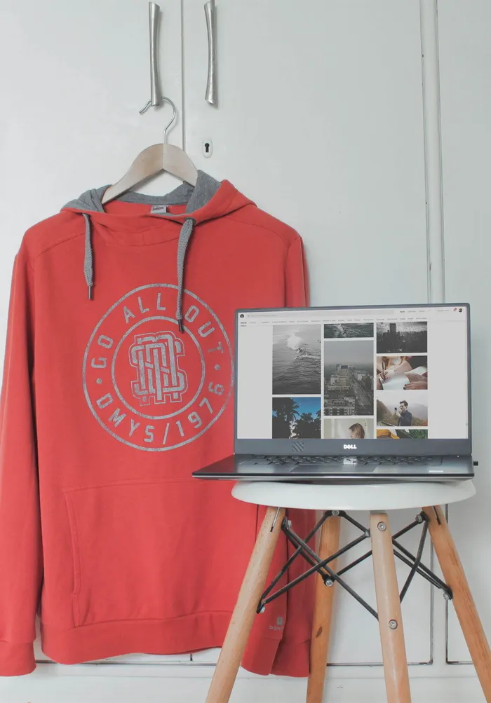 打开棕色凳子上的戴尔笔记本电脑