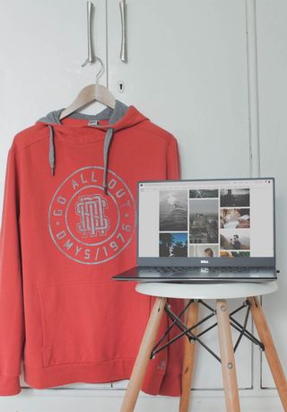 打开棕色凳子上的戴尔笔记本电脑