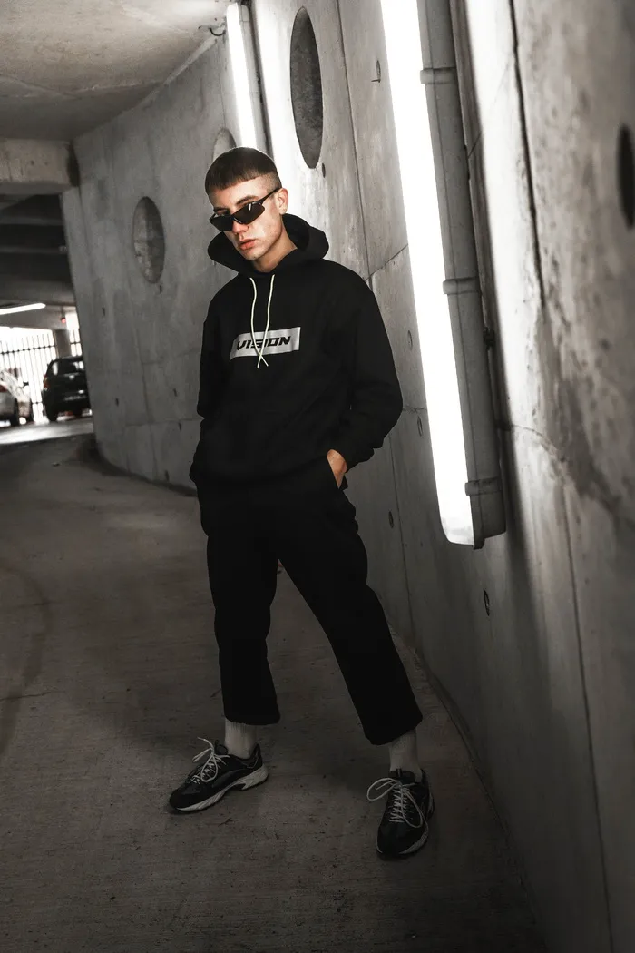 站在灰色混凝土墙附近的人