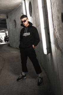 站在灰色混凝土墙附近的人