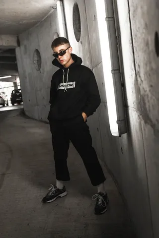 站在灰色混凝土墙附近的人