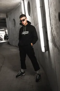 站在灰色混凝土墙附近的人 站在灰色混凝土墙附近的人