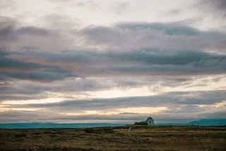 阴天日落时的冰岛乡村