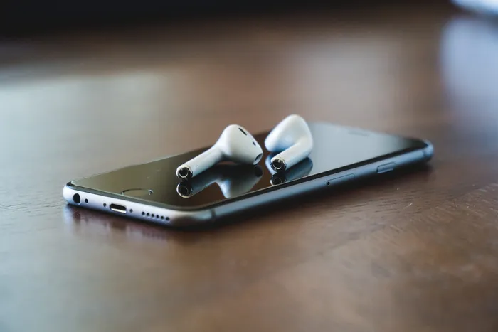 iphone，airpods，airpod，phone，apple，tech，technology，communication