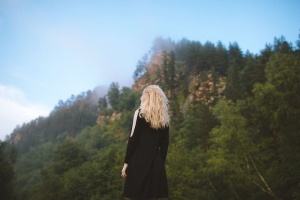 面向山区的女性选择性聚焦摄影
