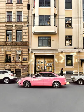 粉色、汽车、街道、城市、建筑、道路、旅行、交通