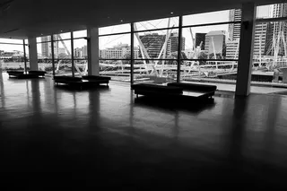 走廊里三张沙发的灰度照片