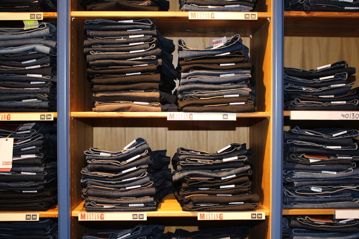 牛仔裤、商店、服装、时尚、购物、服装、消费主义、生活方式
