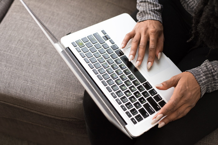 使用银色Macbook的人