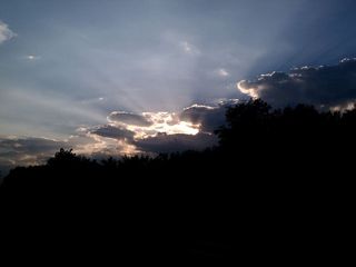 夕阳的光芒穿透逼近的云层