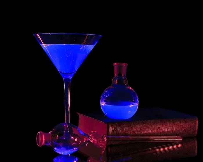 在黑光下产生蓝色和红色的化学溶液。