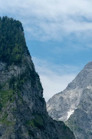 蓝天白云下的灰山