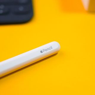 工具、刷子、牙刷、钢笔、铅笔、书桌、平板电脑、苹果iphone