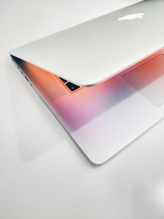 木制表面苹果MacBook air