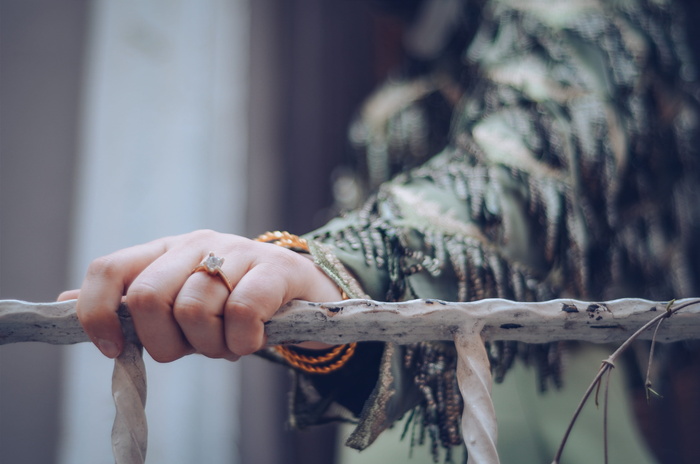 扶着栏杆的人的选择性聚焦摄影