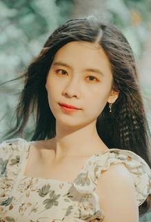 身穿白色和米色花朵上衣的女士