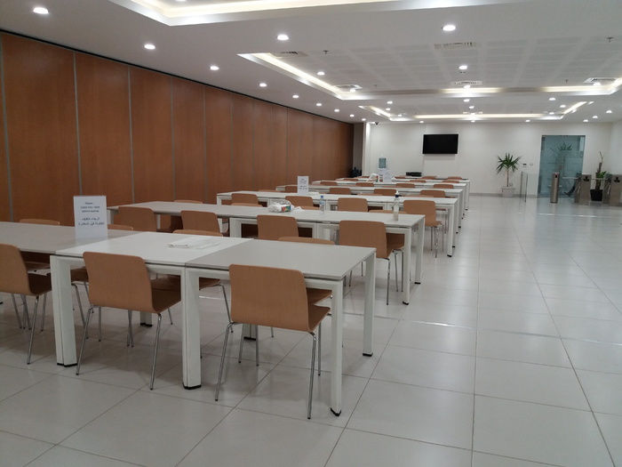 自助餐厅，桌子，椅子，餐饮，工作场所，家具，室内，椅子