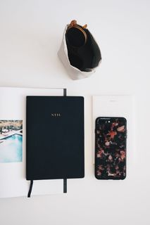 黑色外壳旁边的粉红色和黑色iPhone外壳