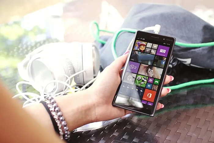 现代智能手机在手拿式玻璃桌上