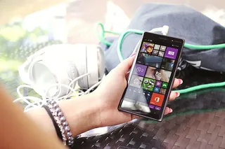 现代智能手机在手拿式玻璃桌上