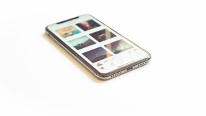 苹果音乐菜单上的银色iPhone X