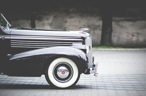 汽车的灰度照片