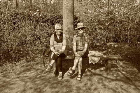 人, 男人, 女人, 老人, 坐, 双腿交叉, 双手抱膝, 同步