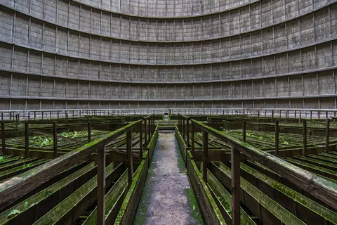 灰色混凝土建筑、木制、建筑物、栏杆、道路、木板、木板、墙壁