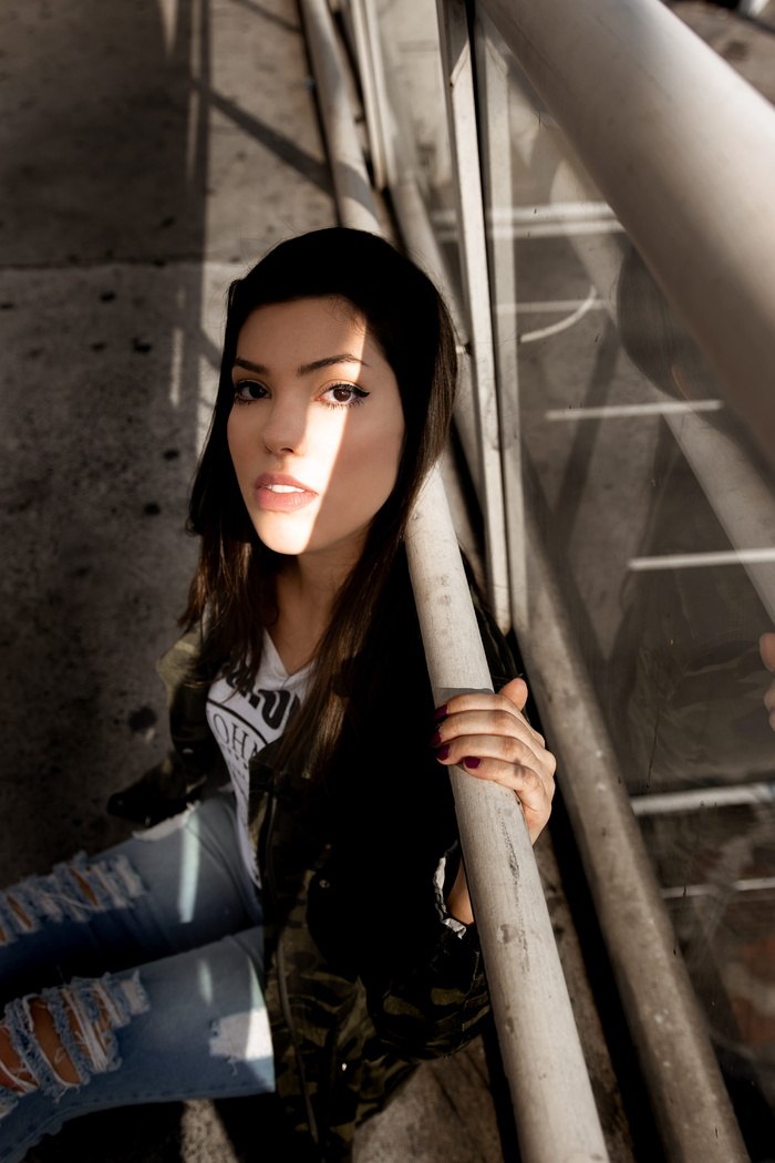 身穿迷彩夹克的女子照片