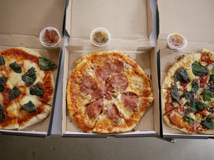 加拿大、温哥华、披萨、意大利干酪、酱汁、意大利香肠、食品和饮料、食品