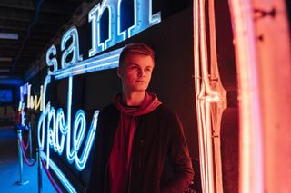 身穿灰色和黑色套头衫夹克的男子