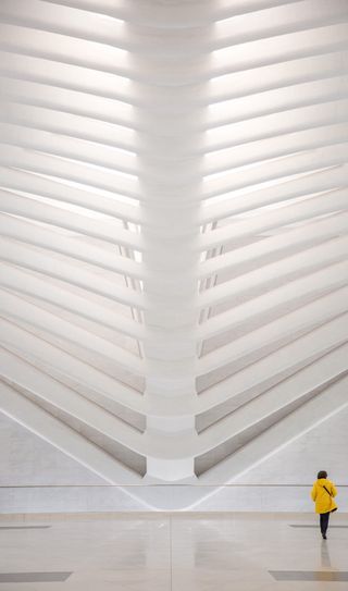 穿着黄色外套的人在白色地板上行走