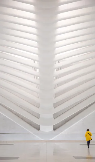 穿着黄色外套的人在白色地板上行走