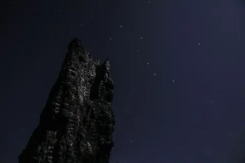 岩石，山脉，夜间，黑暗，夜晚，星星，天空，岩石