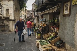 意大利，卡斯特博诺，街头，街头摄影，食品，杂货店，老人，人们