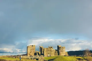 灰色混凝土城堡，灰色，混凝土城堡，绿色，草地，小路，旗帜