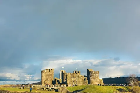 灰色混凝土城堡,灰色,混凝土城堡,绿色,草地,小路,旗帜 灰色混凝土城堡,灰色,混凝土城堡,绿色,草地,小路,旗帜