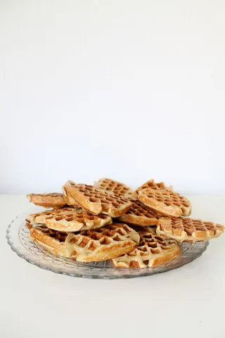 圆形、透明、玻璃板、白色、表面、华夫饼、心、食物、糕点