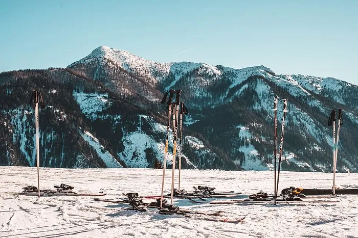 白雪皑皑的群山映衬着天空