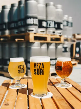 木桌上有三个酒杯