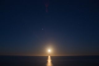 太阳、月亮、天空、无人、日落、水体、外层空间、自然