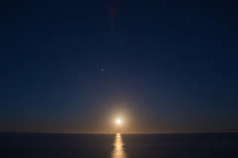 太阳、月亮、天空、无人、日落、水体、外层空间、自然 太阳、月亮、天空、无人、日落、水体、外层空间、自然