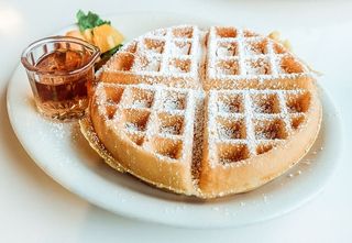 华夫饼、糖浆、食品、早餐、食品和饮料、甜食、甜点、即食食品