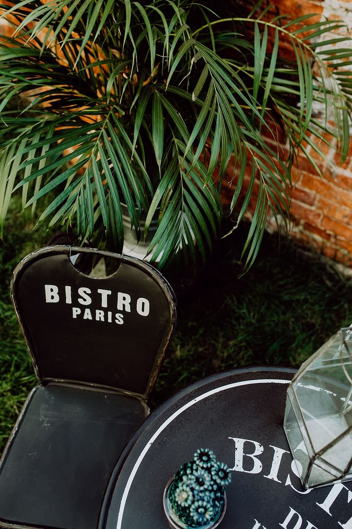 巴黎户外咖啡馆的桌子