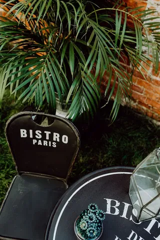 巴黎户外咖啡馆的桌子