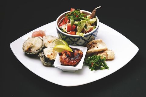 盘子里的日式晚餐