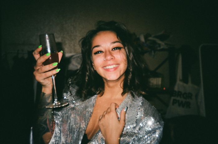 微笑的女人举起香槟酒杯的肖像照片